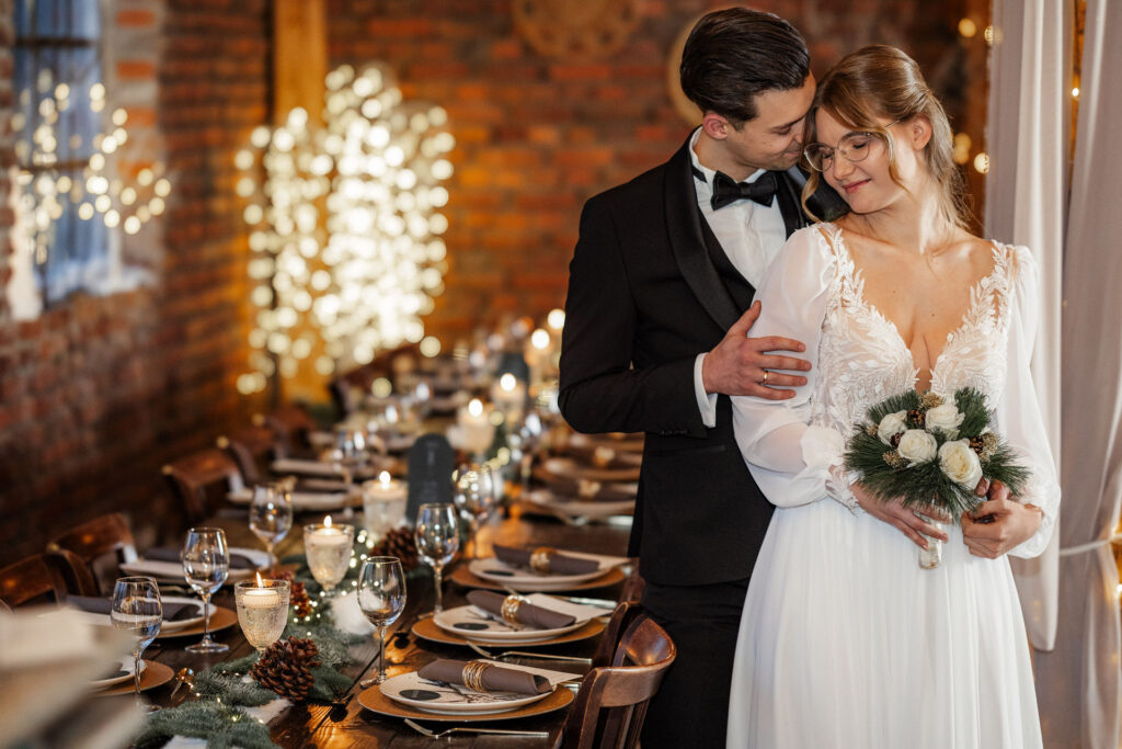 Brautpaar vor Tischsetting in Hochzeitslocation Hessen